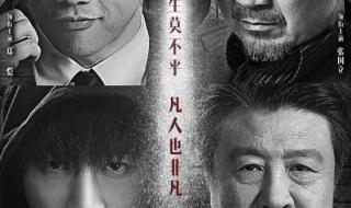 女主跟男主第一次见面在图书馆,女主来大姨妈了,男主把外套和伞给女主 男主和女主的第一次